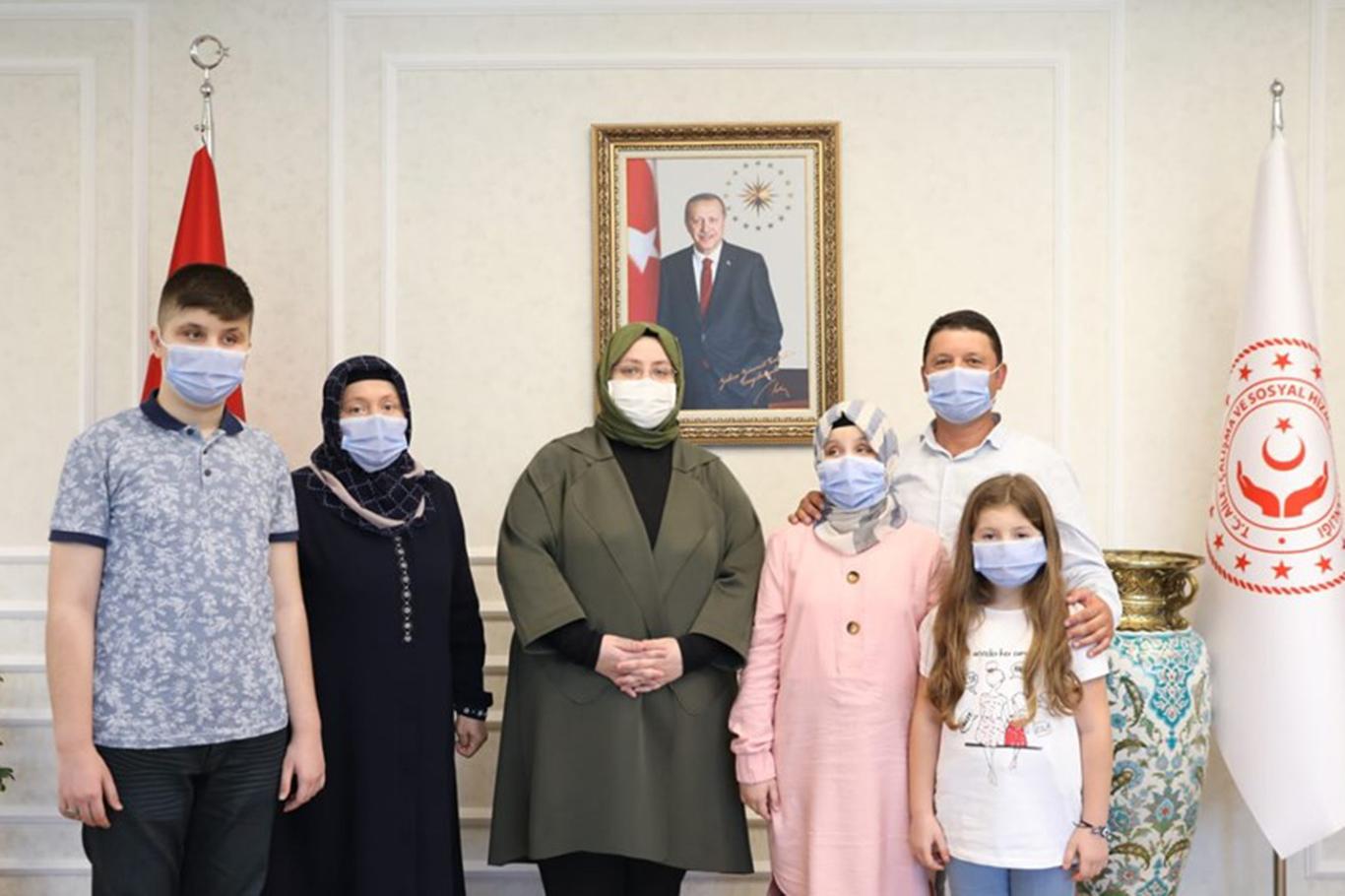 Aile Bakanı Selçuk görme engelli hafız Ravzanur ile ailesini ağırladı